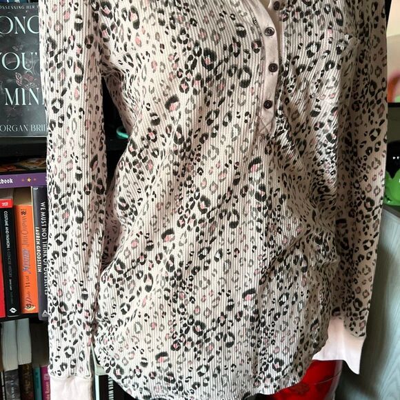 Jane & Bleecker Size Medium Pink Cheetah Print thermal pj top lounge top - Picture 6 of 6